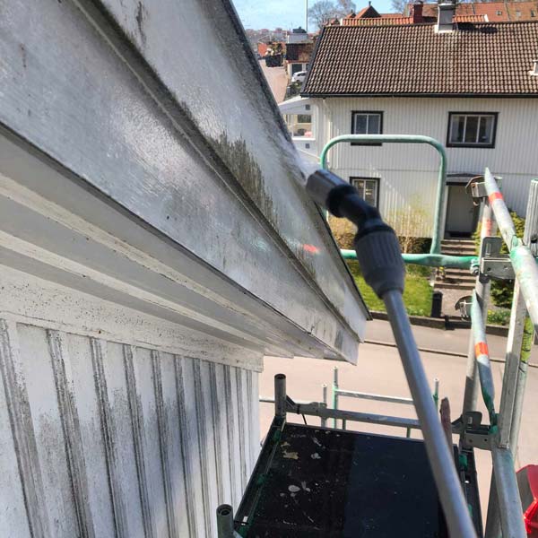 Utvändig målning, startar med tvätt, här på en fasad i Örgryte.