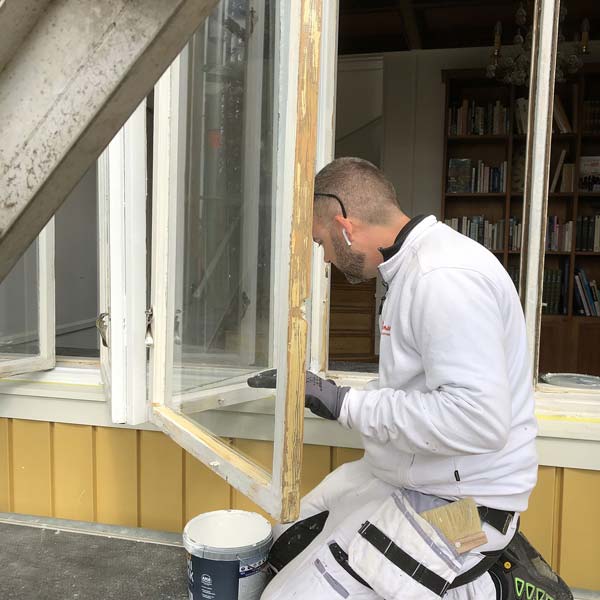 Arbetet med fönstren fortsätter i gula huset