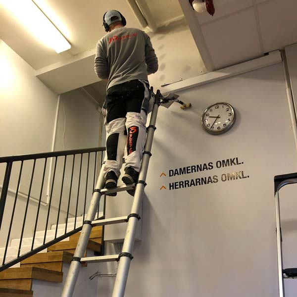 Med smarta stegar och lösningar, målar vi även på svåråtkomliga ytor