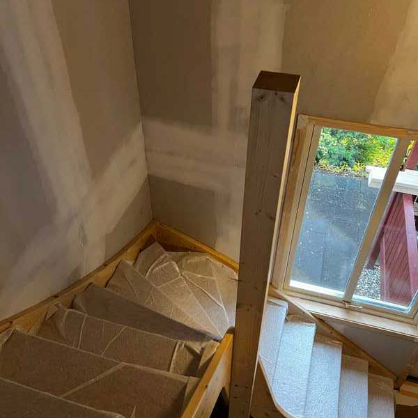 Spännande jobb i ombyggd övervåning, i Lökeberg.