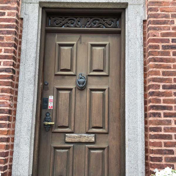 Portar och dörrar på Viktor Rydbergsgatan, har fått en ansiktslyftning