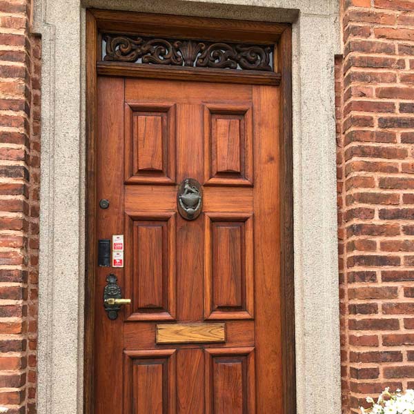 Portar och dörrar på Viktor Rydbergsgatan, har fått en ansiktslyftning