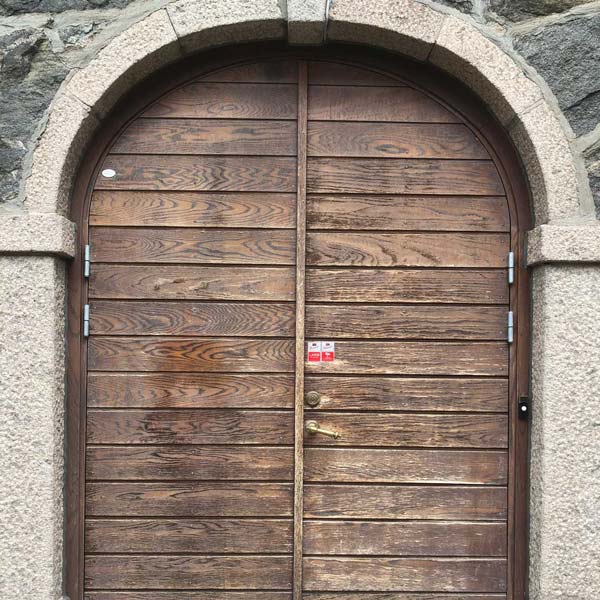 Portar och dörrar på Viktor Rydbergsgatan, har fått en ansiktslyftning