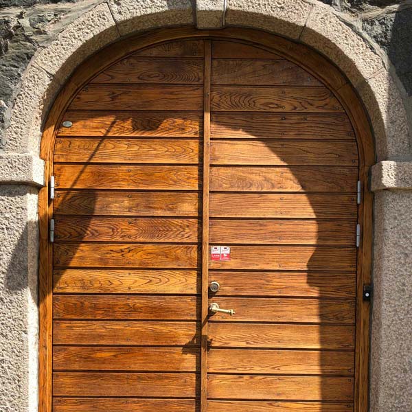 Portar och dörrar på Viktor Rydbergsgatan, har fått en ansiktslyftning