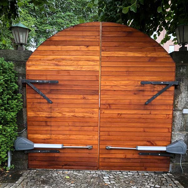 Portar och dörrar på Viktor Rydbergsgatan, har fått en ansiktslyftning