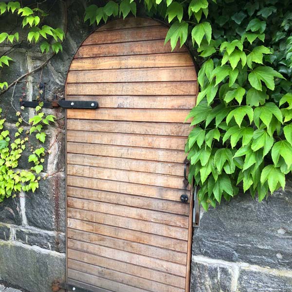 Portar och dörrar på Viktor Rydbergsgatan, har fått en ansiktslyftning