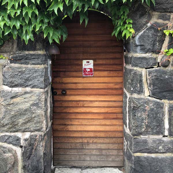 Portar och dörrar på Viktor Rydbergsgatan, har fått en ansiktslyftning