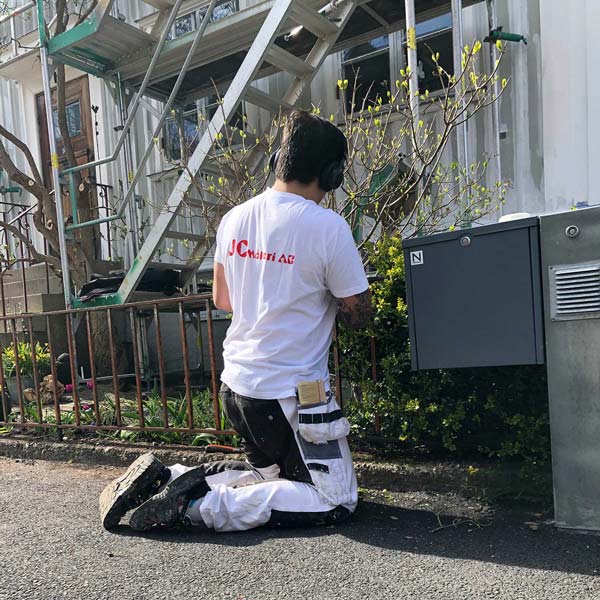 Skrapa järnräcken är inget roligt jobb, men ett som måste göras