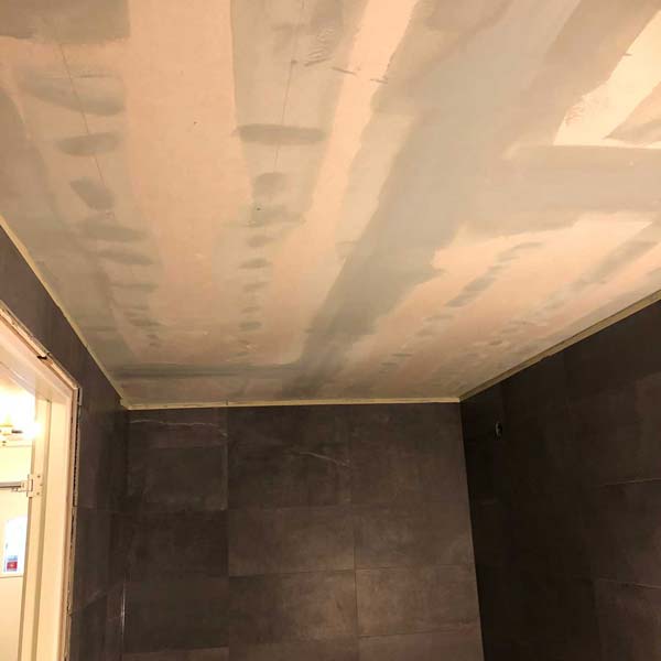 Målning av nytt badrumstak i Lindome