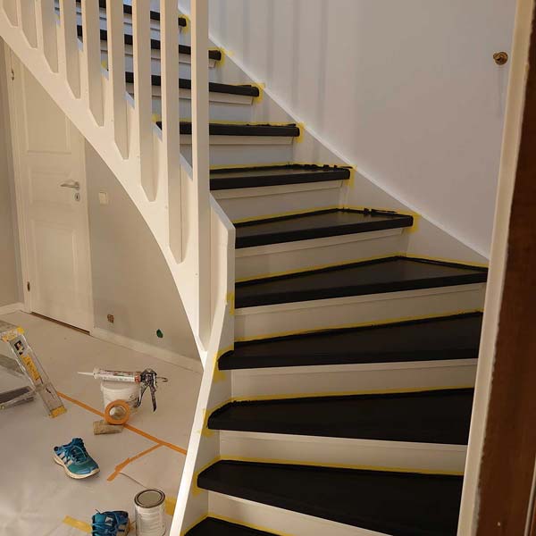 Målning av väggar och trappa i Hällingsjö