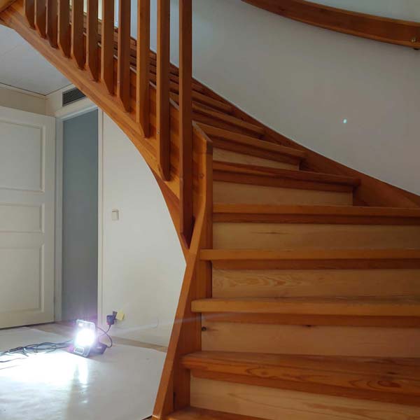 Målning av väggar och trappa i Hällingsjö