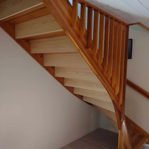 Målning av väggar och trappa i Hällingsjö