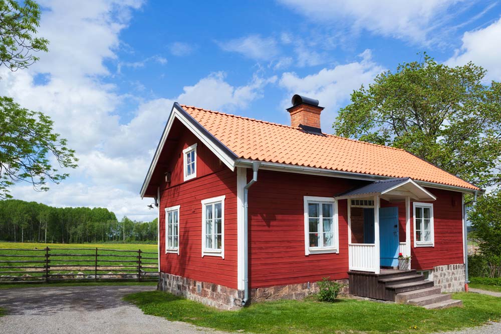 Ett rött nymålat hus